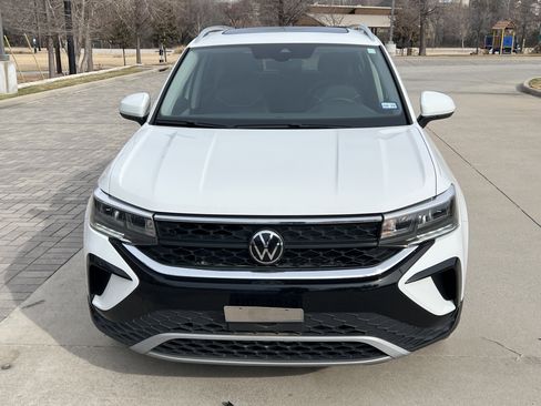 Certified 2024 Volkswagen Taos SE w/ Panoramic Sunroof Package image 3