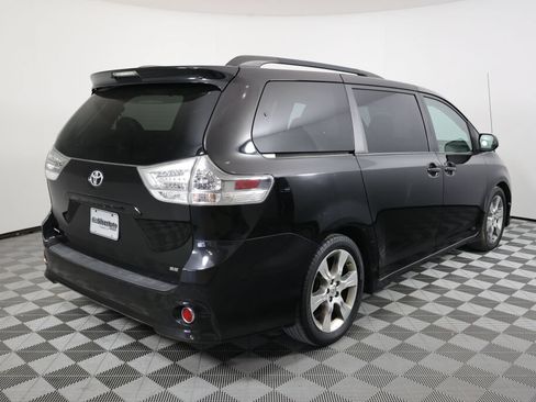 Used 2012 Toyota Sienna SE FWD image 2