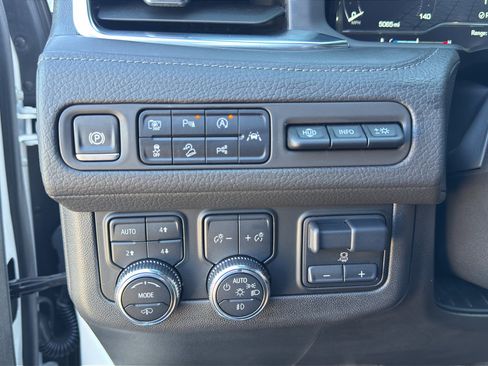 Used 2024 GMC Yukon Denali w/ Advanced Technology Package image 15