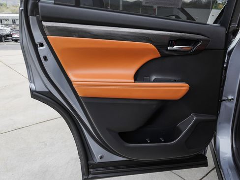 Used 2023 Toyota Highlander Platinum image 25