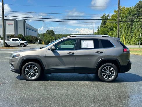 Used 2020 Jeep Cherokee Latitude Plus w/ Comfort/Convenience Group AWD/4WD image 2