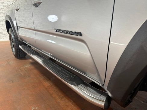 Used 2019 Toyota Tacoma TRD Off-Road AWD/4WD image 10