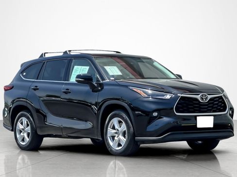 Used 2022 Toyota Highlander LE FWD image 7
