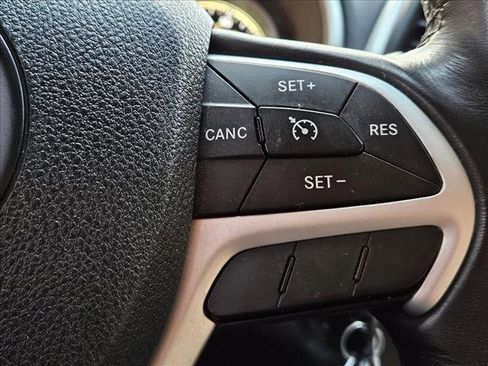 Used 2015 Jeep Cherokee Sport image 22