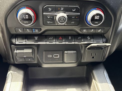 Used 2022 Chevrolet Silverado 2500 LTZ w/ LTZ Convenience Package AWD/4WD image 19