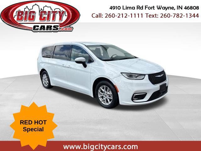 Used 2023 Chrysler Pacifica Touring-L FWD image 1