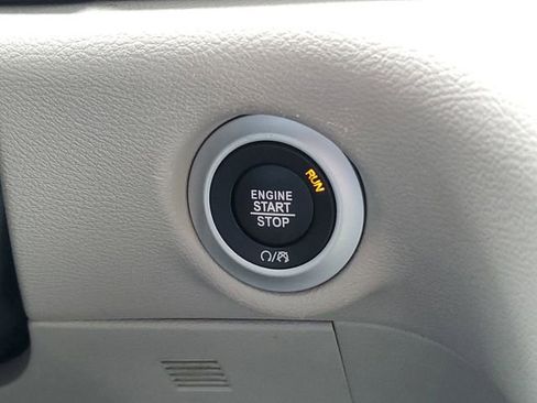 Used 2024 Chrysler Pacifica Touring-L FWD image 13