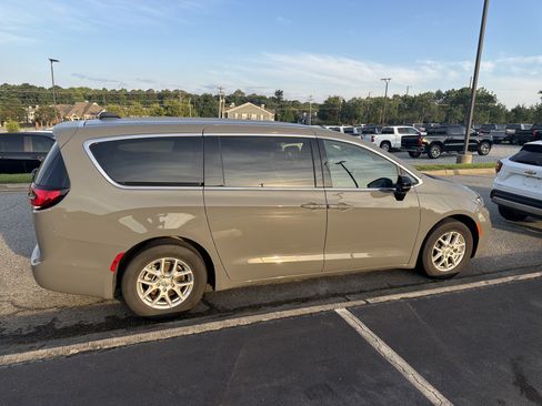 Used 2025 Chrysler Pacifica Select FWD image 10