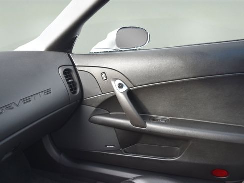 Used 2005 Chevrolet Corvette Coupe w/ Preferred Equipment Group image 15