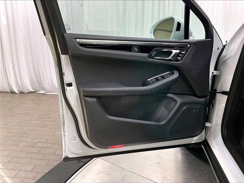 Used 2025 Porsche Macan image 25