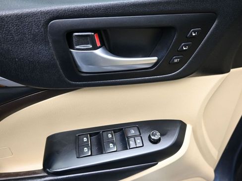 Certified 2019 Toyota Highlander Limited Platinum image 6