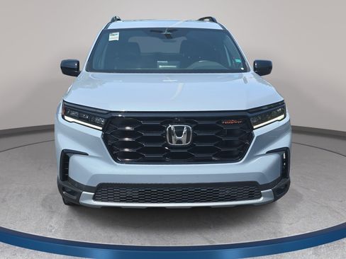 Used 2025 Honda Pilot TrailSport image 2