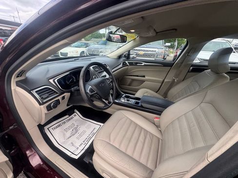 Used 2017 Ford Fusion SE w/ Fusion SE Technology Package AWD/4WD image 25