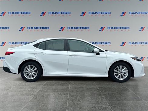 Used 2025 Toyota Camry LE image 6