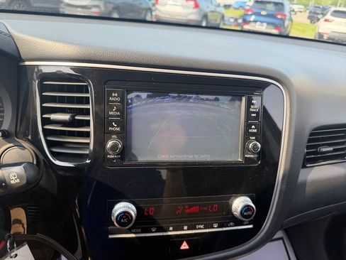 Used 2020 Mitsubishi Outlander SE AWD/4WD image 18