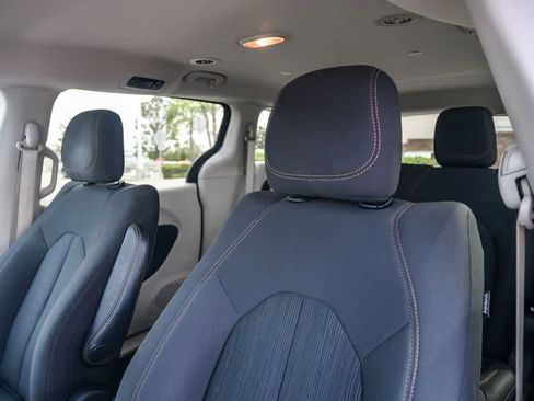 Used 2019 Chrysler Pacifica L image 17