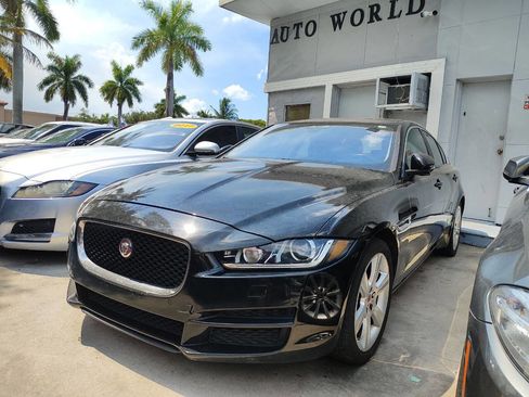 Used 2017 Jaguar XE Premium image 4