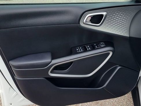 Used 2025 Kia Soul LX w/ LX Technology Package FWD image 8