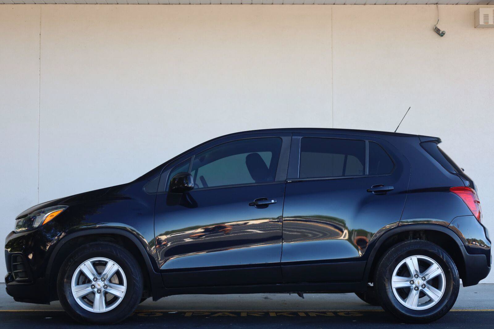 Used 2021 Chevrolet Trax LS w/ Tint and Cruise Package FWD image 3
