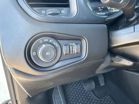 Certified 2023 Jeep Renegade Latitude AWD/4WD image 31