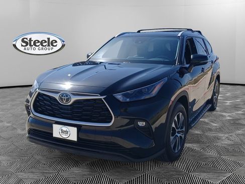 Used 2022 Toyota Highlander XLE FWD image 1