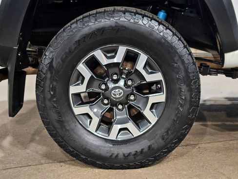 Used 2019 Toyota Tacoma TRD Off-Road AWD/4WD image 17