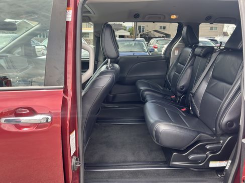 Used 2018 Toyota Sienna SE FWD image 14