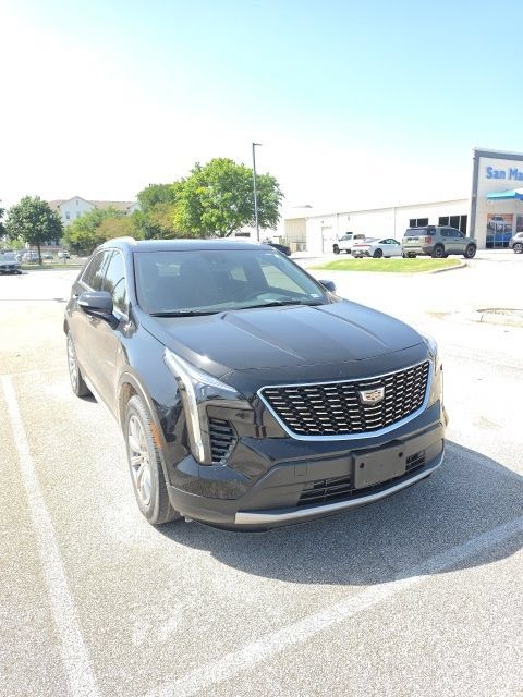 Used 2022 Cadillac XT4 Premium Luxury w/ Technology Package FWD image 2