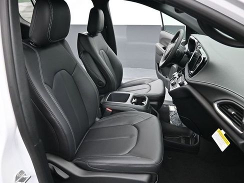 New 2026 Chrysler Pacifica Select FWD image 27
