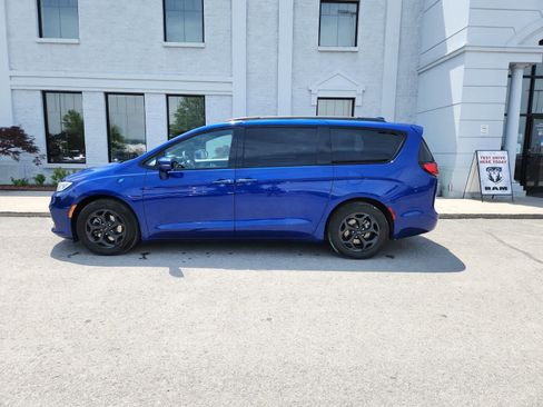 Used 2021 Chrysler Pacifica Touring-L w/ Uconnect Theater Family Group FWD image 2