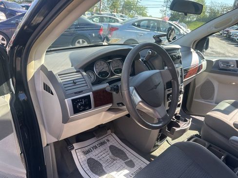 Used 2010 Chrysler Town & Country Touring FWD image 20