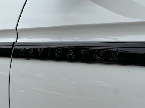 New 2025 Lincoln Navigator Reserve w/ Jet Appearance Package image 7