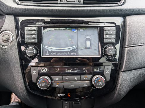 Used 2017 Nissan Rogue SV w/ SV Premium Package AWD/4WD image 24