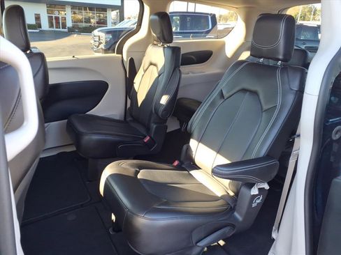 Used 2023 Chrysler Pacifica Touring-L image 6