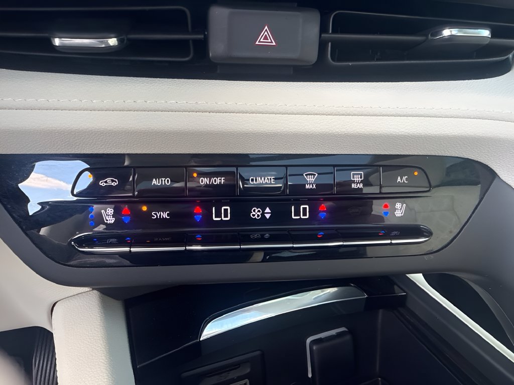 Used 2022 Buick Envision Avenir w/ Technology Package II FWD image 17