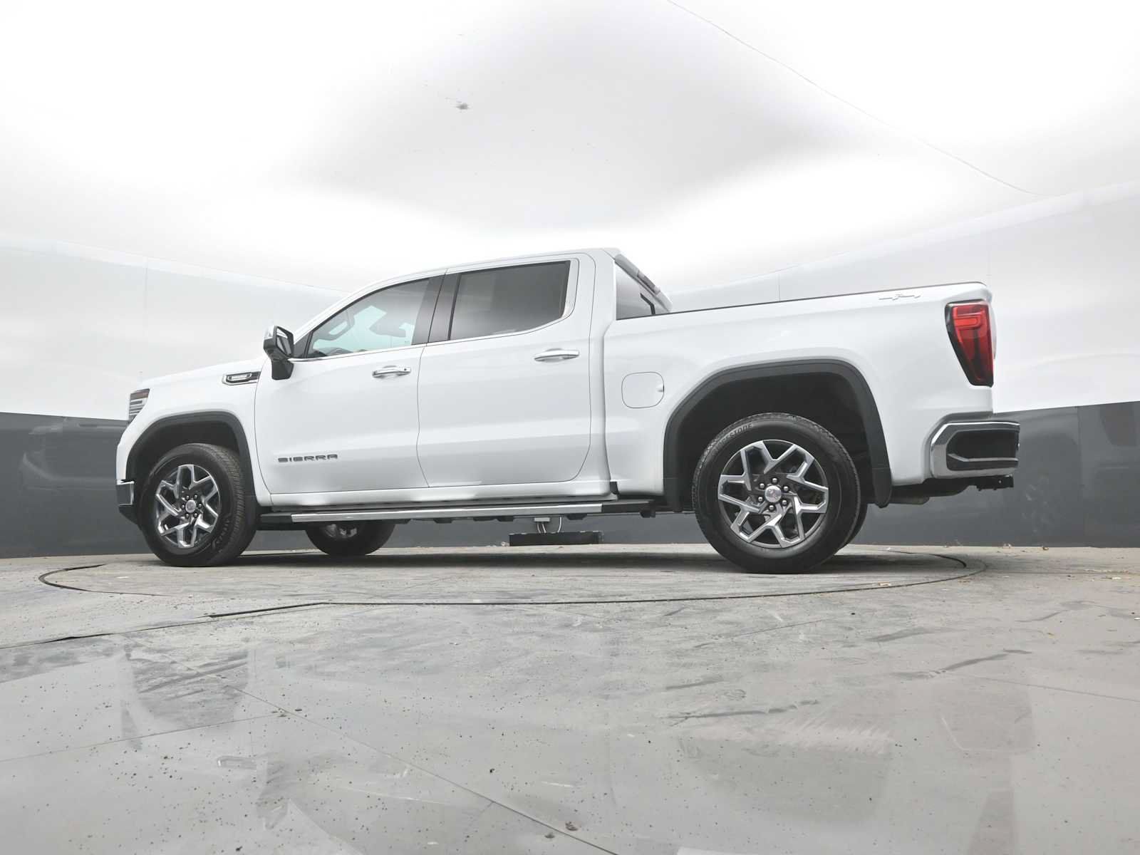 Used 2024 GMC Sierra 1500 SLT w/ SLT Premium Plus Package AWD/4WD image 39