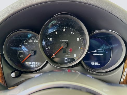 Certified 2021 Porsche Macan image 16