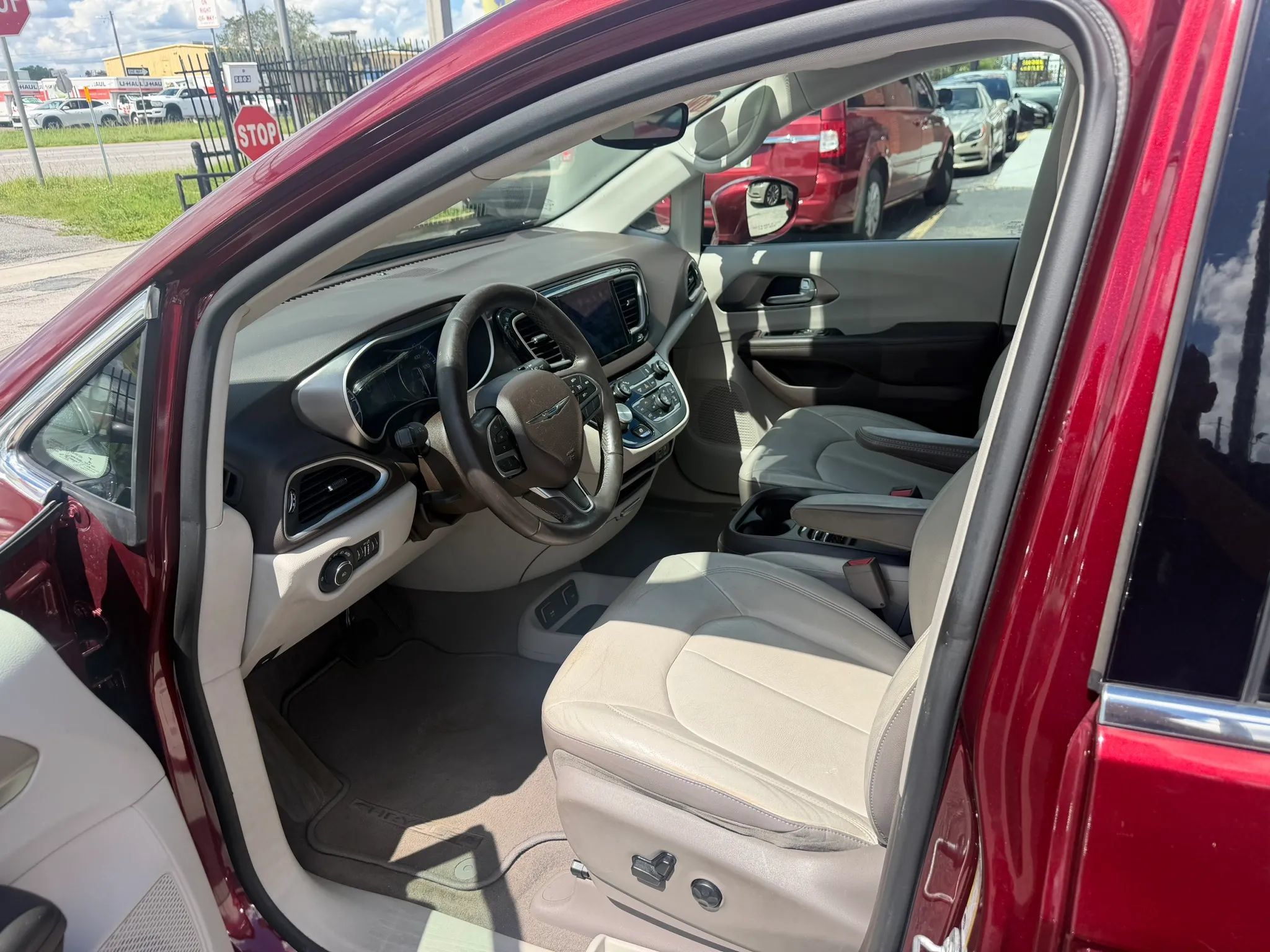 Used 2017 Chrysler Pacifica Touring-L w/ Tire & Wheel Group FWD image 8
