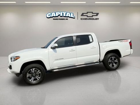 Used 2019 Toyota Tacoma TRD Sport image 2