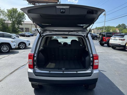 Used 2017 Jeep Patriot Latitude AWD/4WD image 34