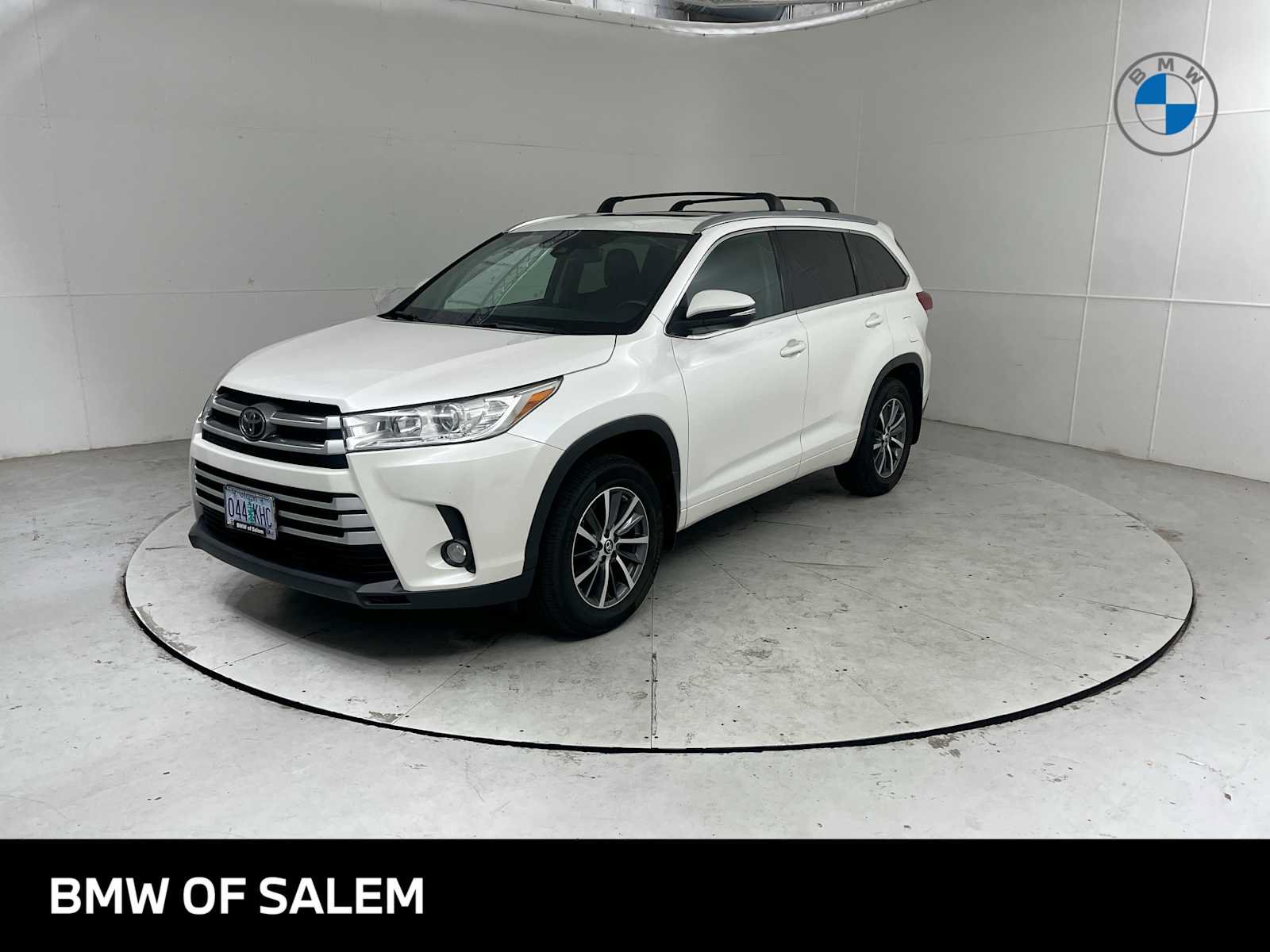 Used 2017 Toyota Highlander XLE AWD/4WD image 1
