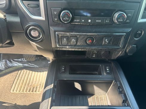 Used 2018 Nissan Titan SV w/ SV Convenience Package RWD image 18