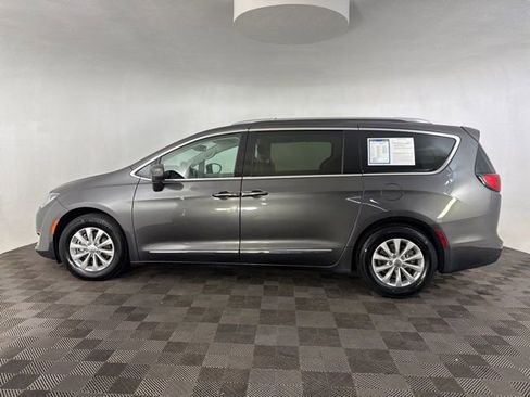 Used 2019 Chrysler Pacifica Touring-L image 5