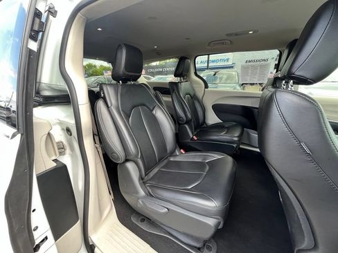 Used 2023 Chrysler Pacifica Touring-L FWD image 23