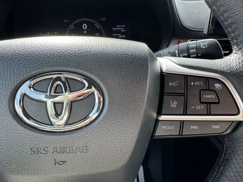 Used 2025 Toyota Sienna Platinum image 28