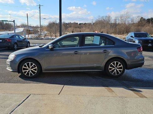 Used 2017 Volkswagen Jetta SE image 3