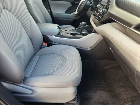 Used 2021 Toyota Highlander L FWD image 14
