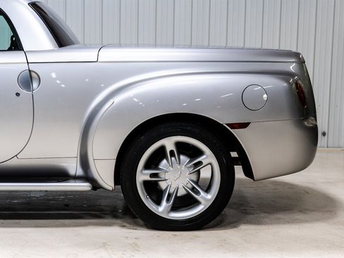 Used 2004 Chevrolet SSR w/ Preferred Equipment Group image 5