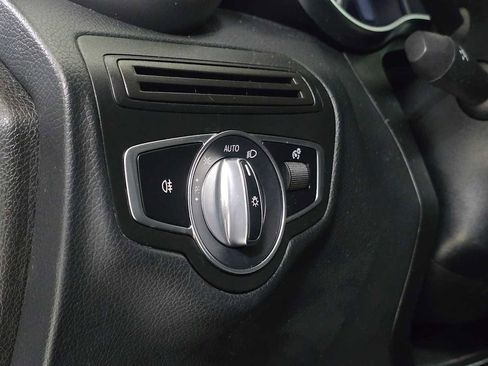 Used 2020 Mercedes-Benz GLC 300 4MATIC image 25