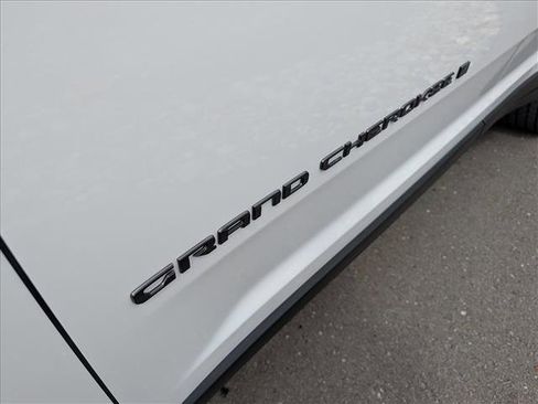Used 2024 Jeep Grand Cherokee Altitude AWD/4WD image 10